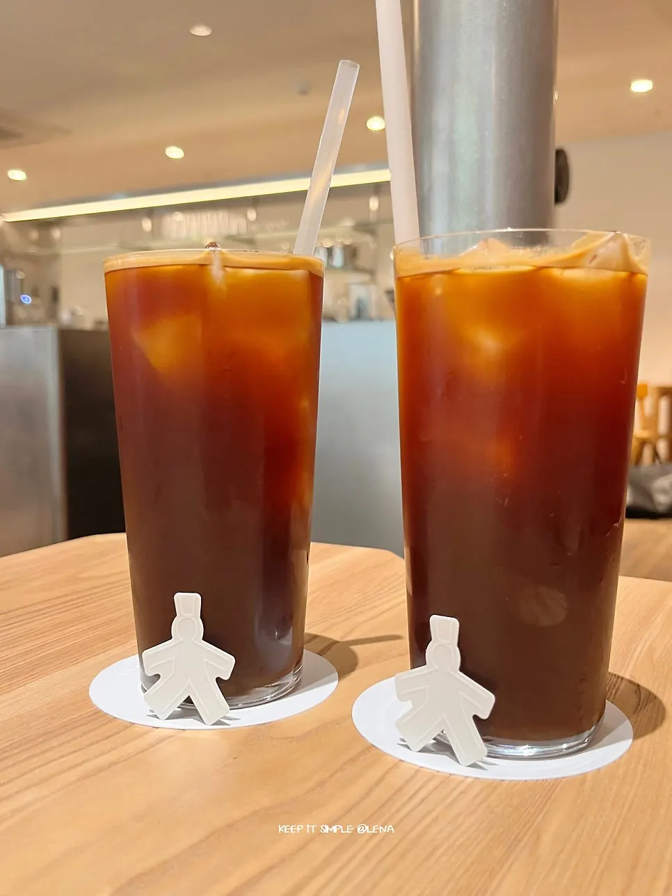Two americanos with different colored straws