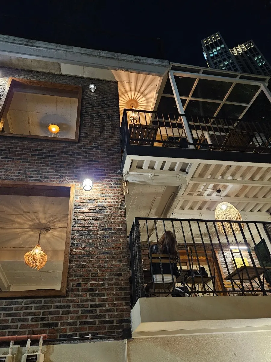 5to7 성수본점 입구 주변 골목 풍경