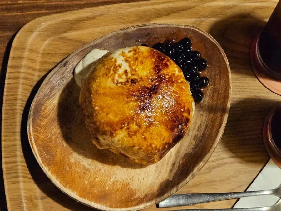 타피오카 펄과 커스터드 크림을 올린 펄 수플레