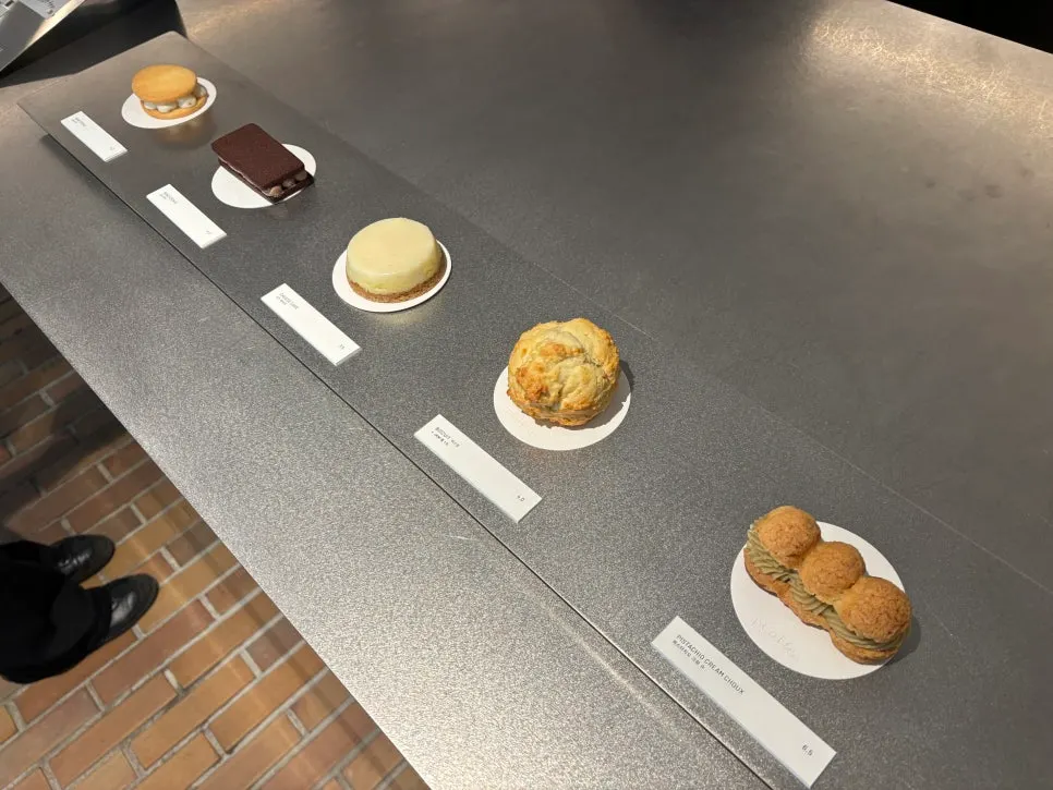 T Coffee dessert display case