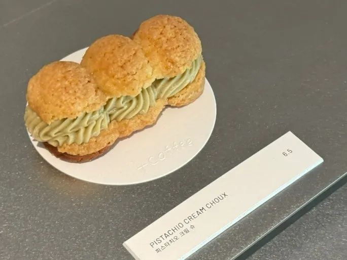 Five kinds of desserts displayed in the showcase