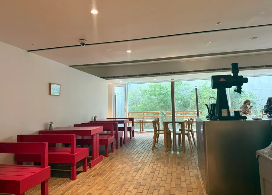 Overall view of the shop with its calm, connected mood