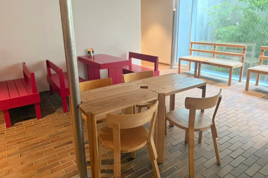 Atmospheric table with a flame lamp
