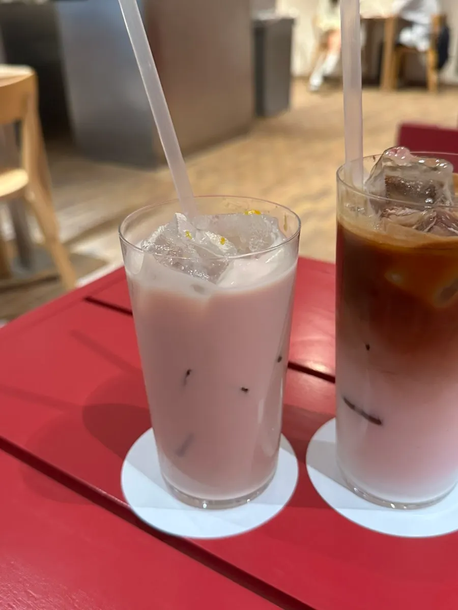 Two ordered drinks: vanilla chai tea and mint latte