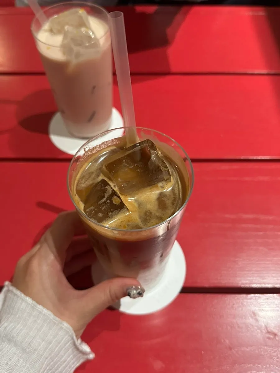 Close-up of the iced vanilla chai tea glass
