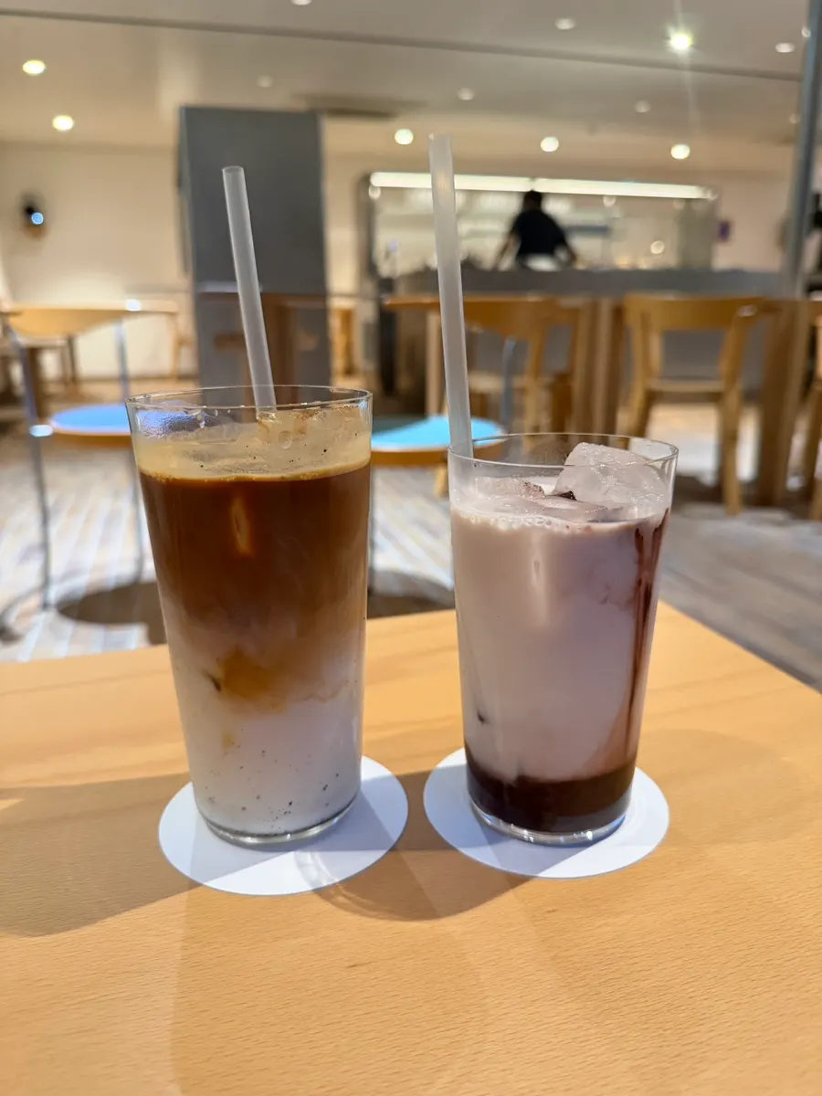 초코라떼와 디카페인 바닐라라떼 두 잔