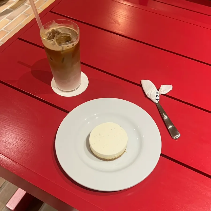 티 커피 민트 라떼와 치즈케이크 테이블 세팅