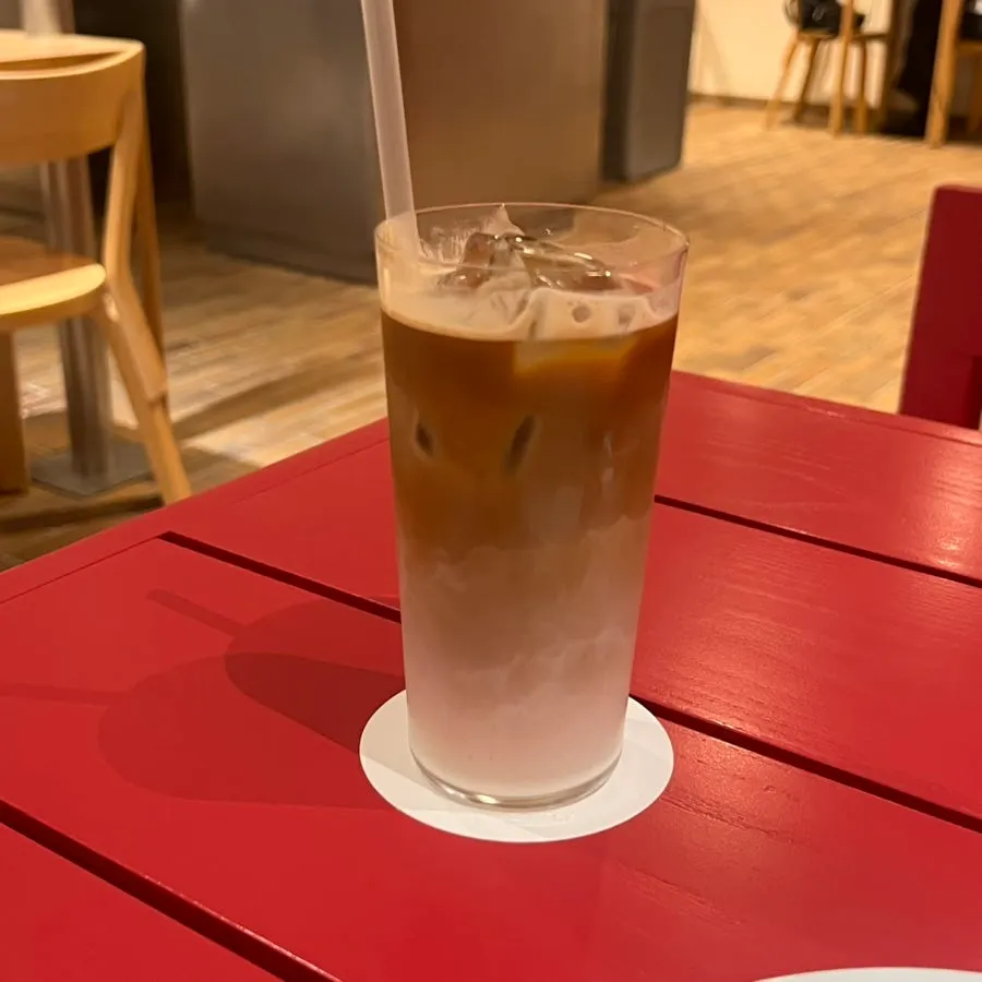 민트 라떼 잔을 가까이 담은 사진