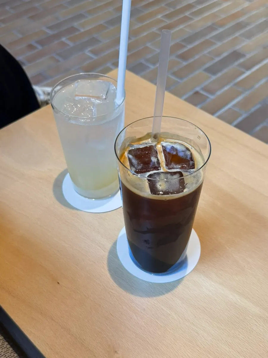 Order of an iced Americano and lemon ginger sparkling