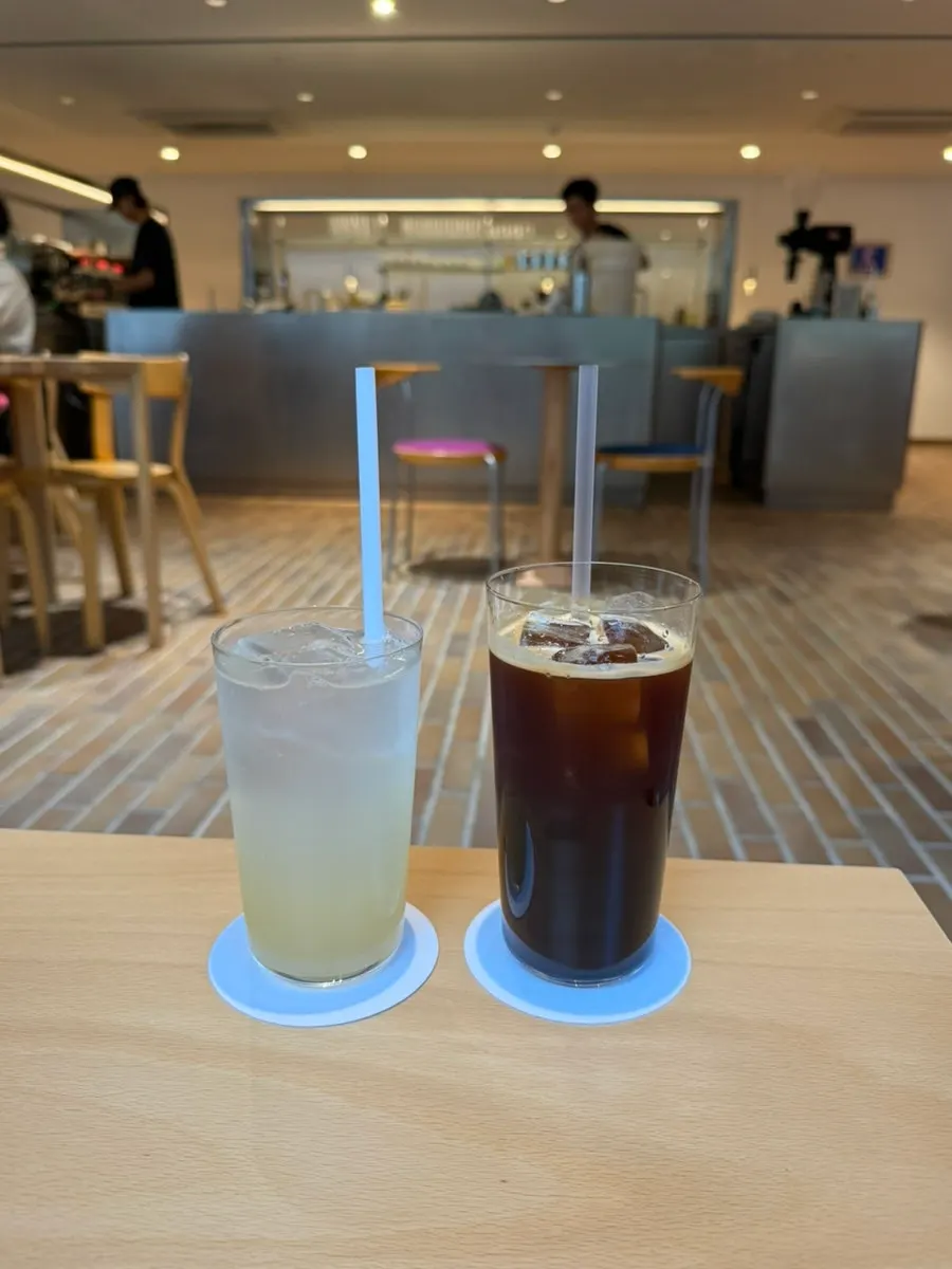 Order of an iced Americano and lemon ginger sparkling