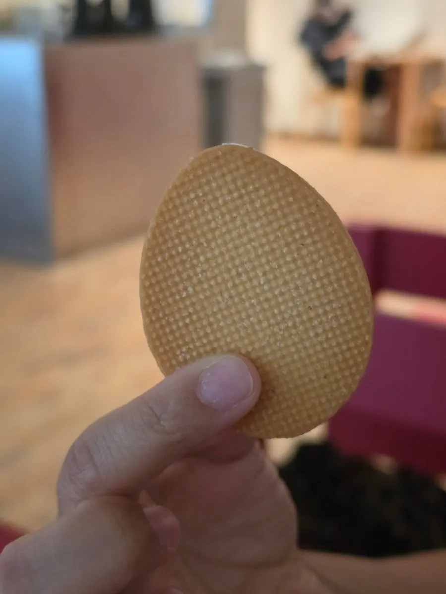 커피와 디저트를 즐기는 카페
