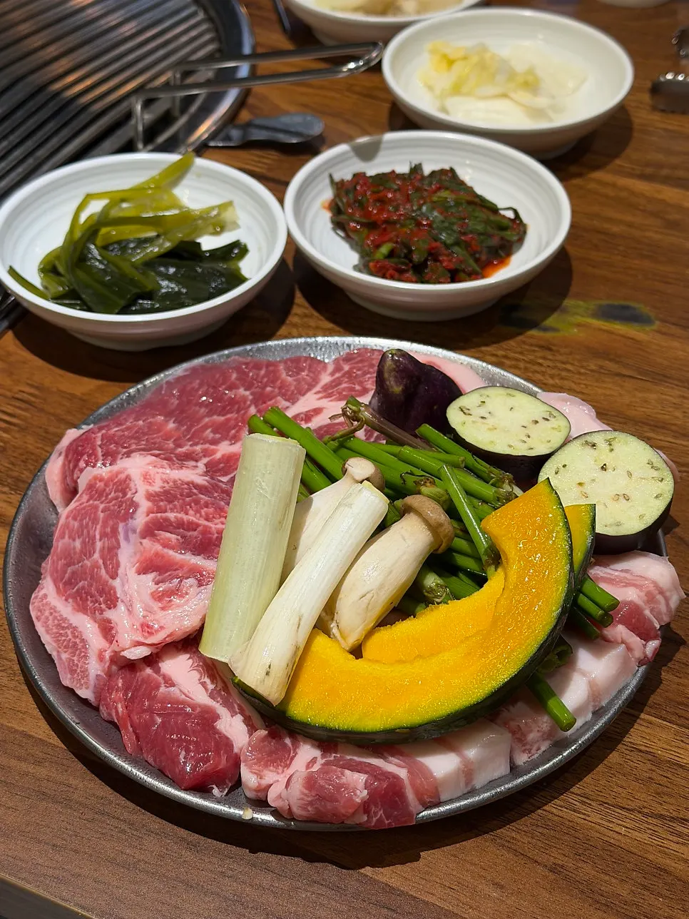두툼한 숙성 삼겹살과 목살 접시