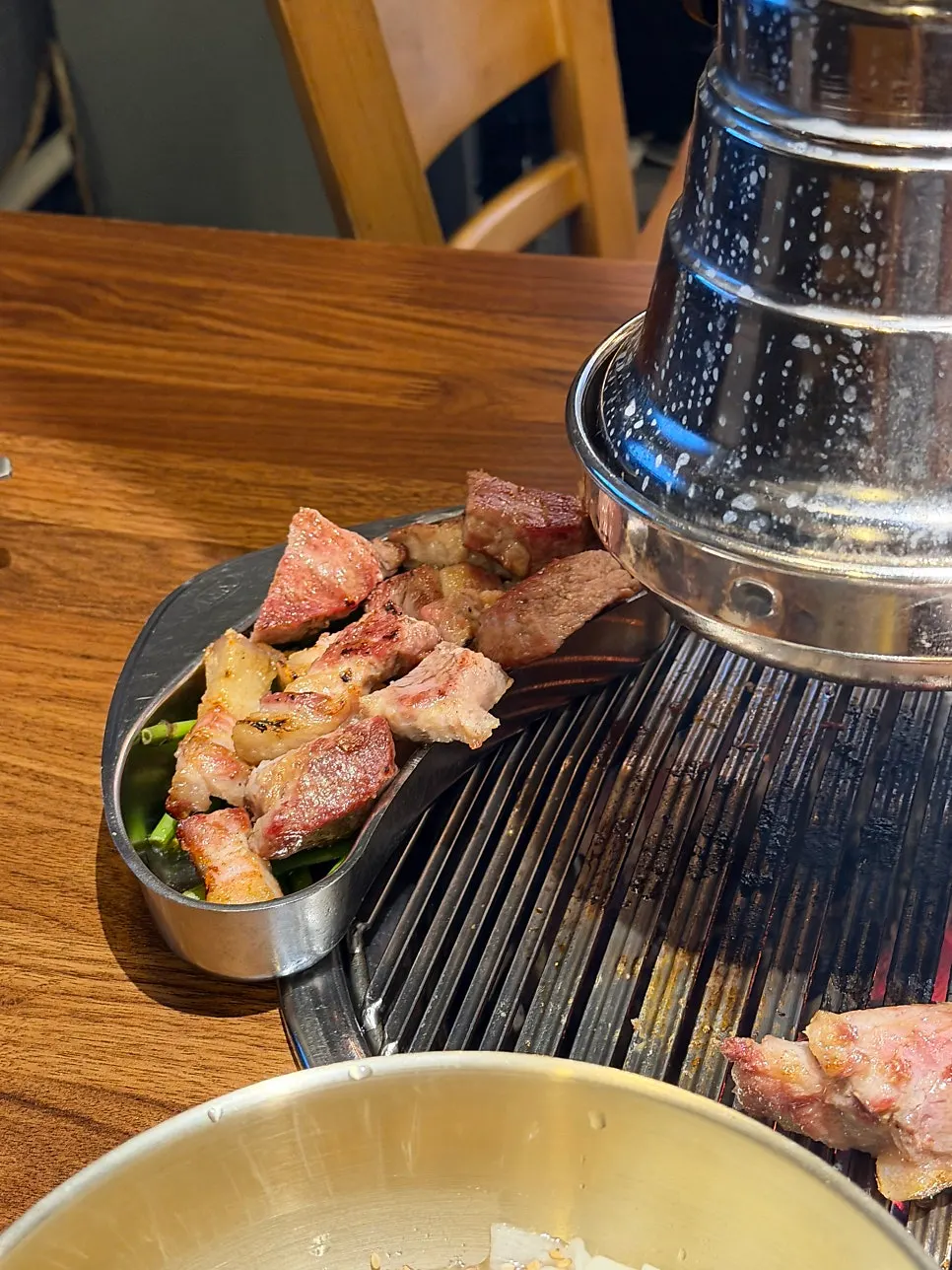 불판 위에서 익어가는 숙성 삼겹살