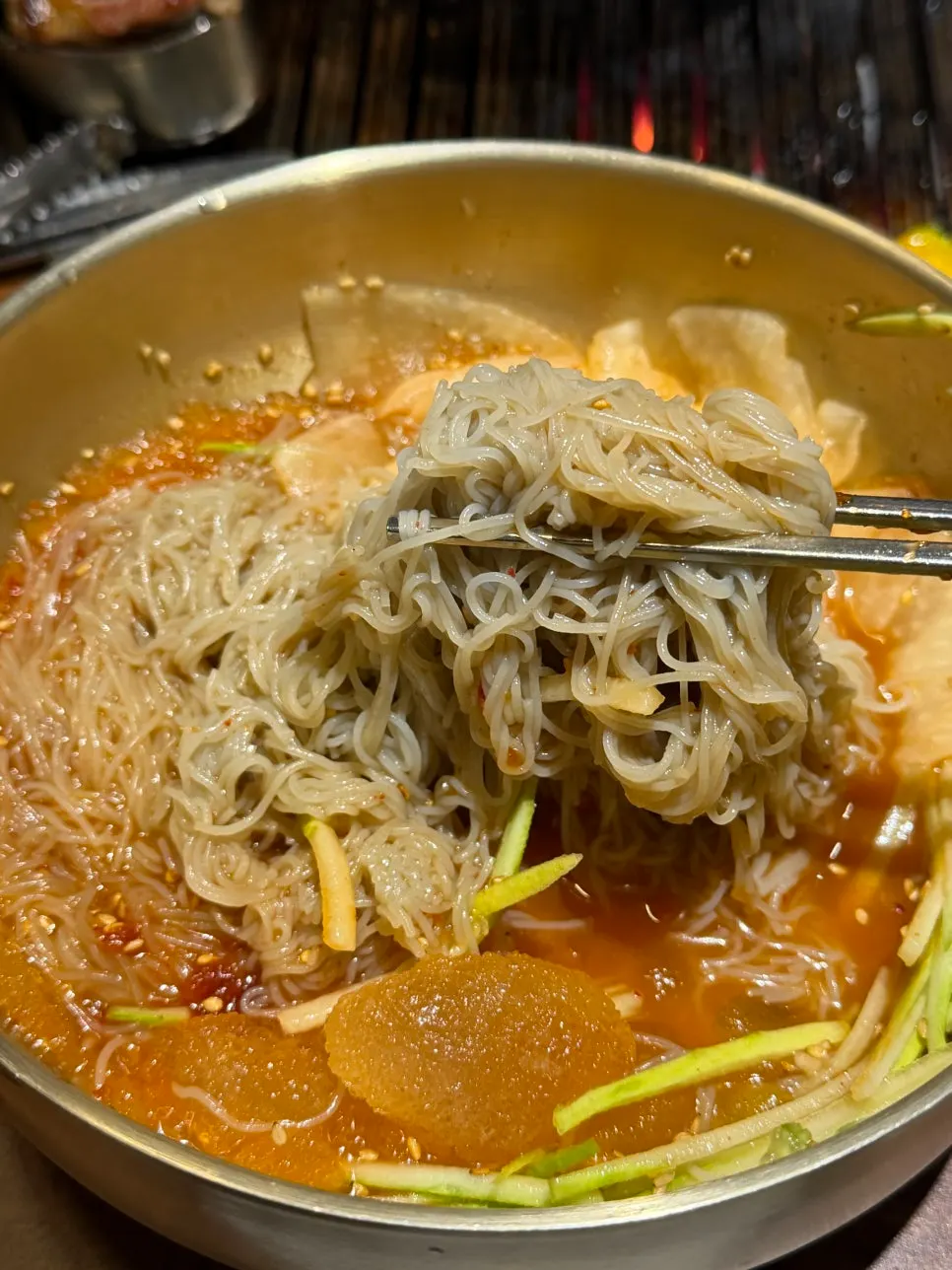 냉면과 함께 놓인 구운 고기