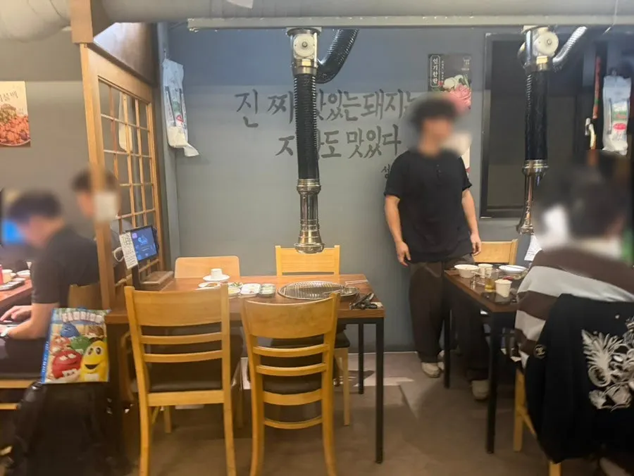 금요일 저녁 만석에 가까운 성수터전 내부