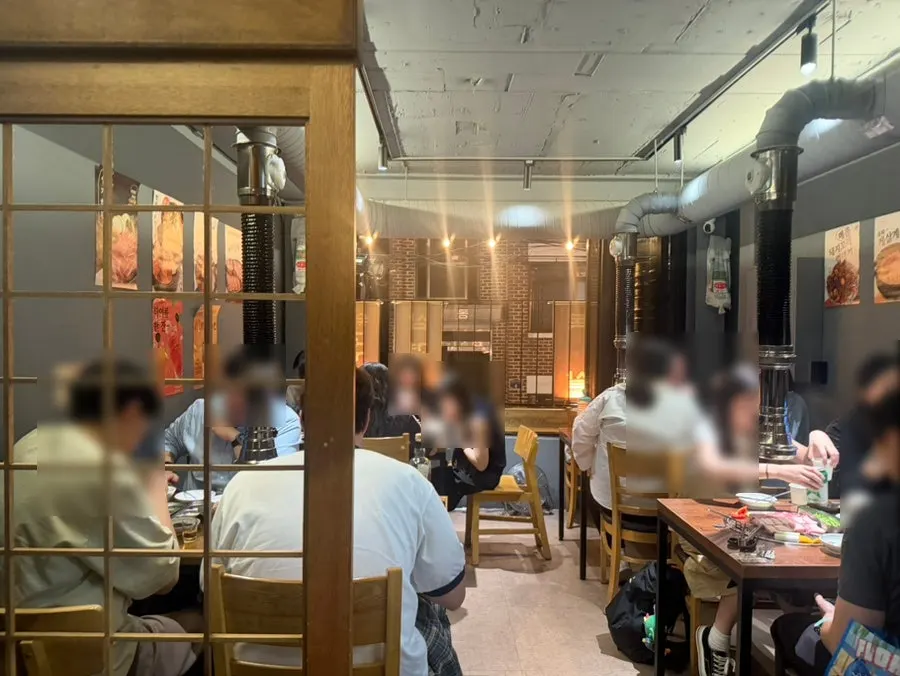 손님으로 가득한 성수터전 2층 홀 전경