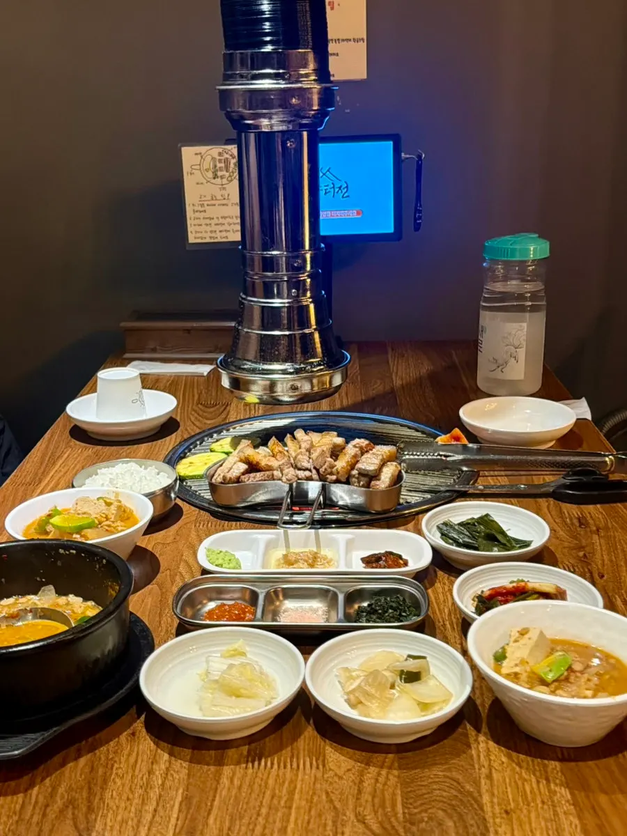 주문한 숙성삼겹살과 밑반찬이 깔린 테이블