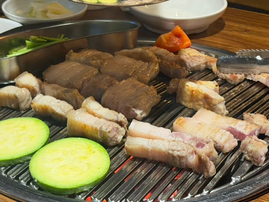 생고기 상태의 250시간 숙성삼겹살 한 접시