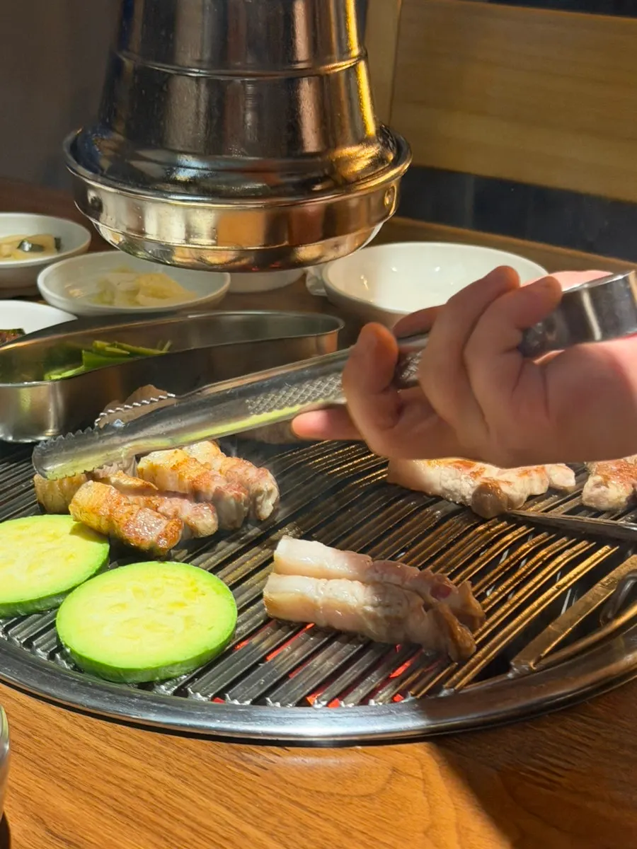 불판 위에 올린 숙성삼겹살