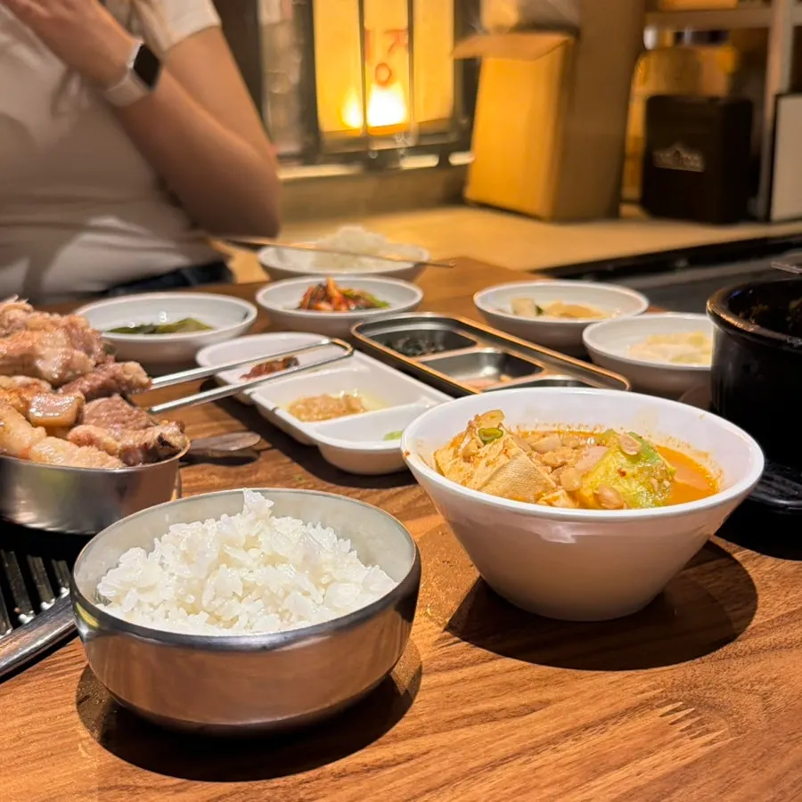 청국장과 공깃밥을 함께 놓은 상차림