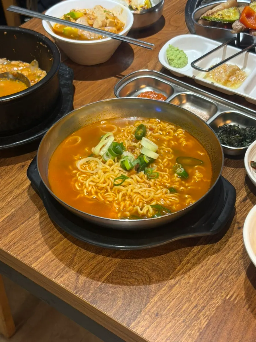 삼겹살과 함께 주문한 라면 사리