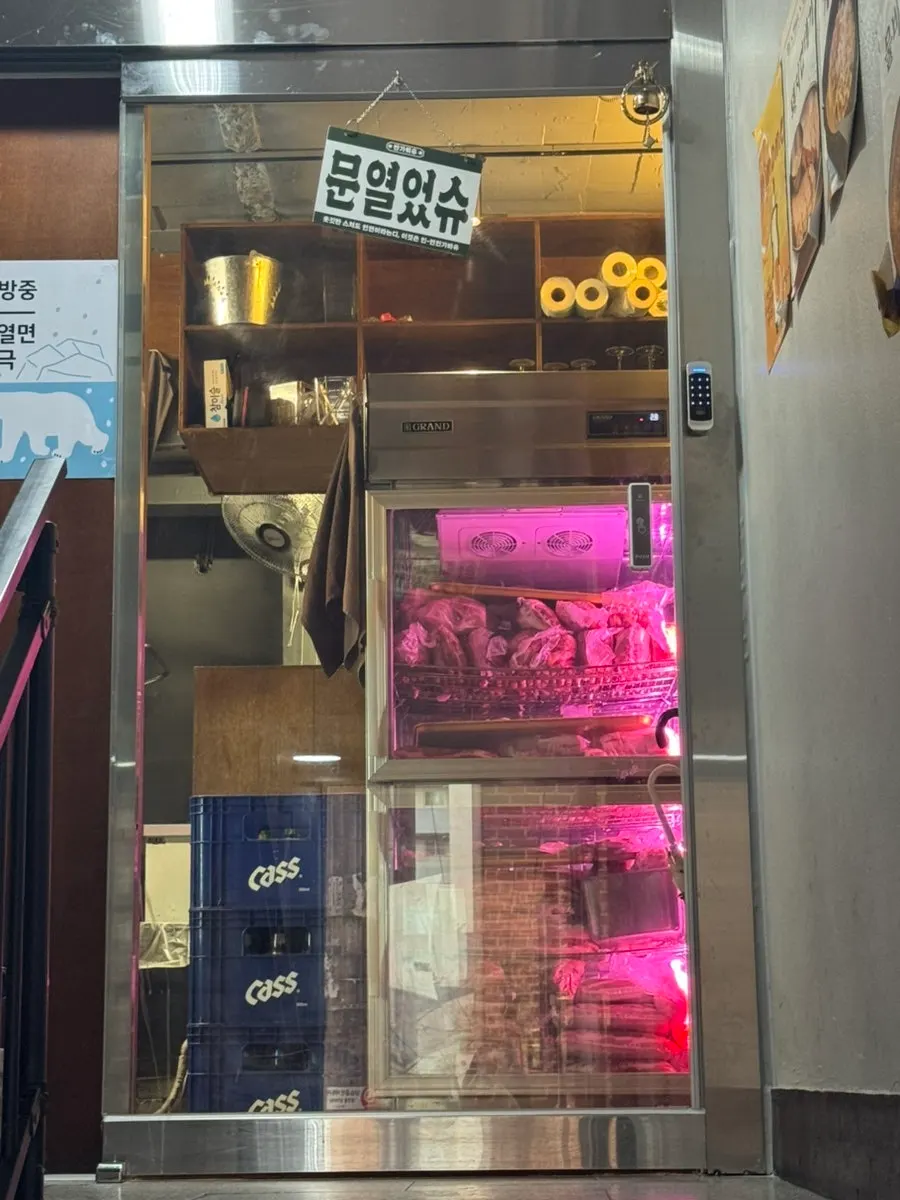 Stairs leading up half a floor to the entrance of Seongsu Teojeon Ttukseom Main Branch