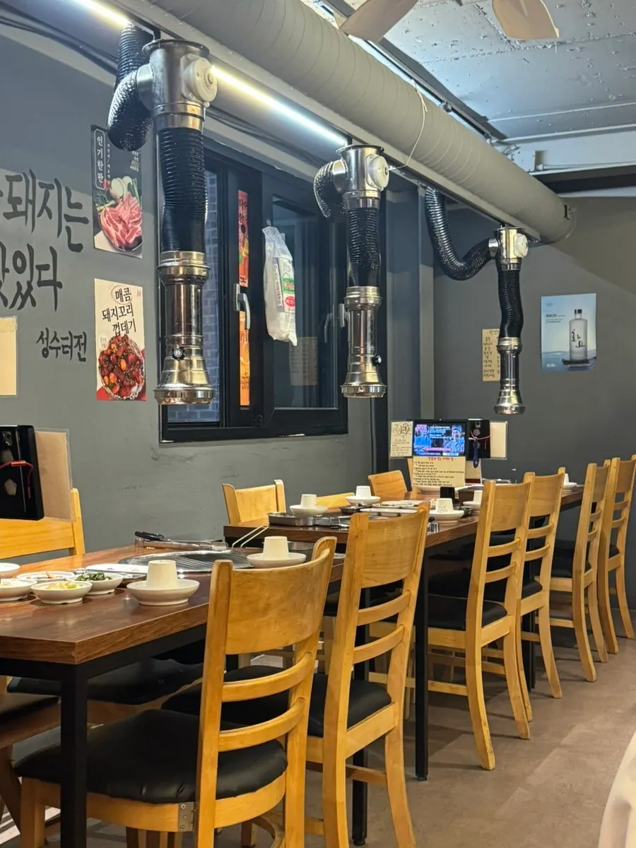 Interior of Seongsu Teojeon Ttukseom Main Branch with many tables