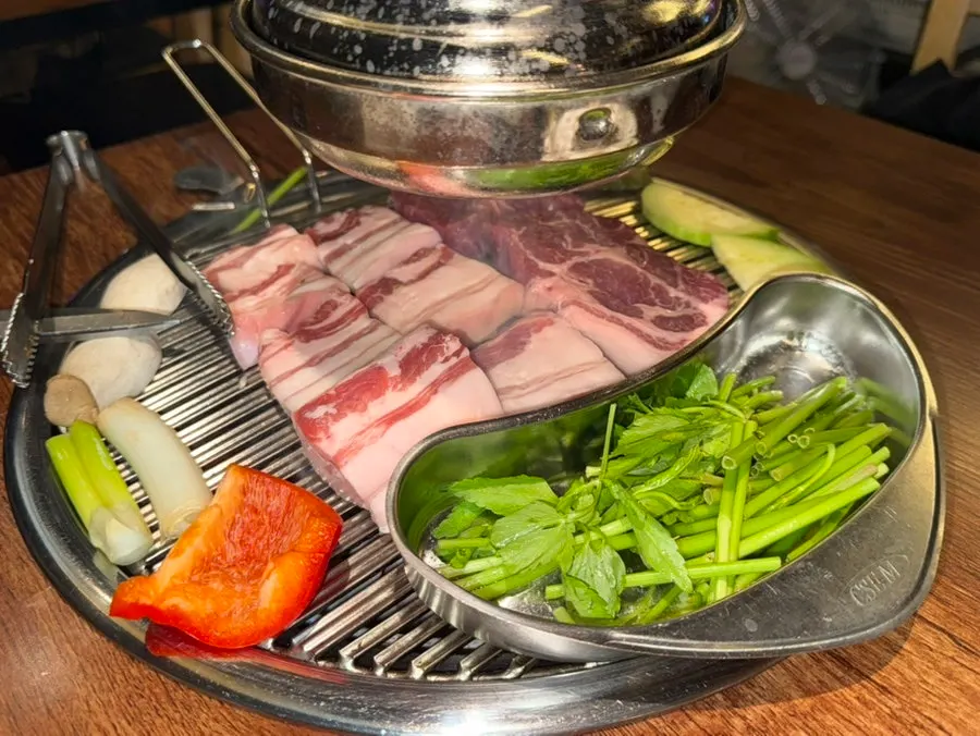 야채와 함께 나온 두툼한 모둠 고기