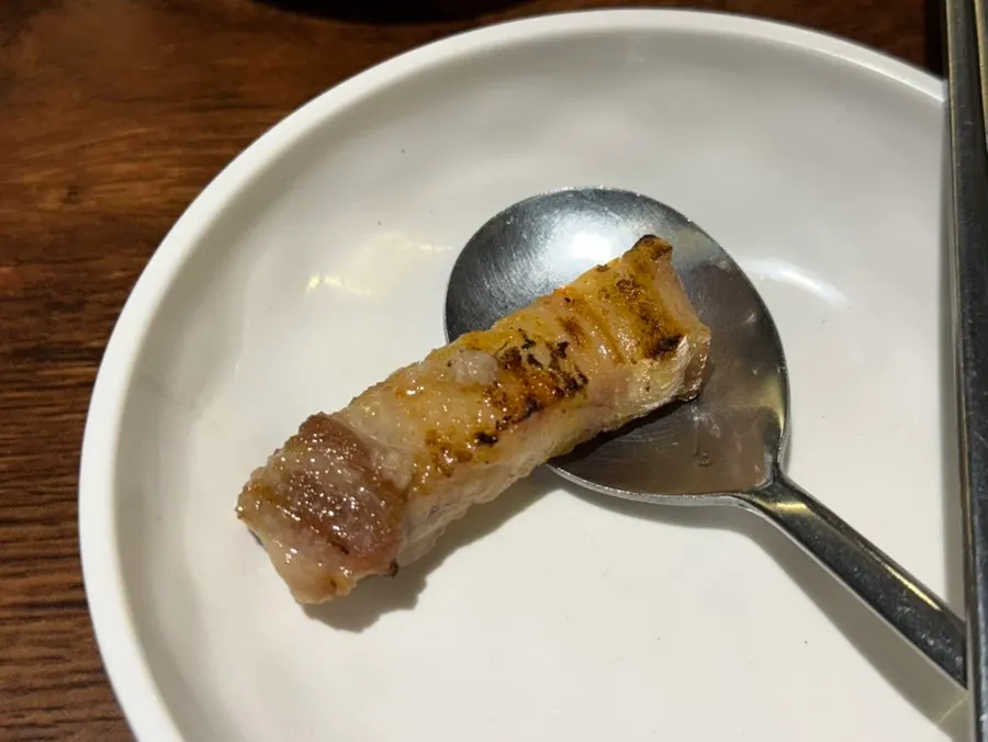 소금에 찍어 먹는 삼겹살 첫 점