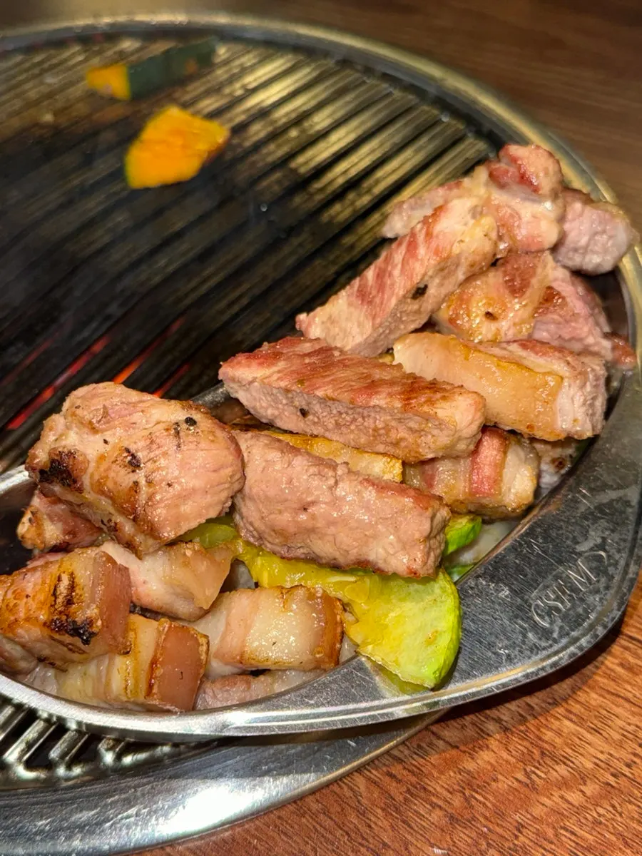 적절한 두께로 구워진 삼겹살