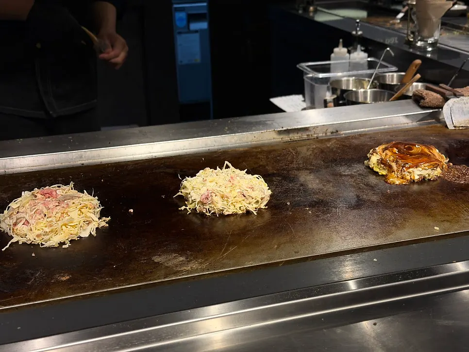 Several teppan dishes being prepared