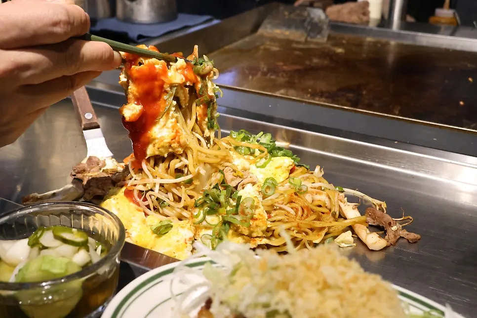 Stir-fried yakisoba noodles with seafood