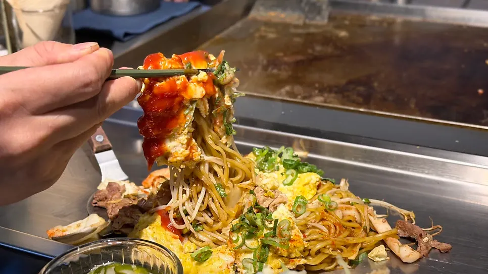 Omelet yakisoba noodle dish
