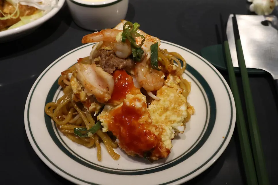 Omelet yakisoba with Cheongyang peppers