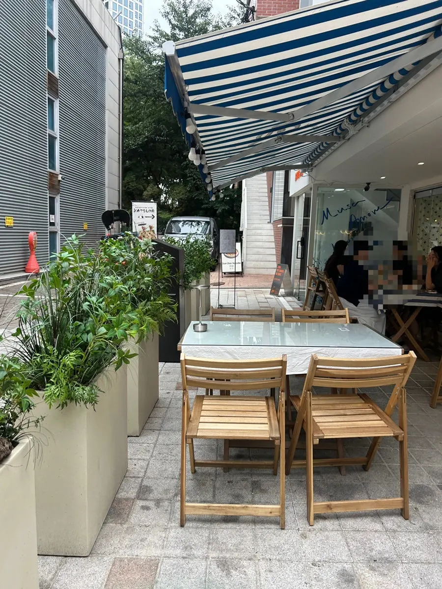 Outdoor terrace at Billadeubeulleu Seongsu