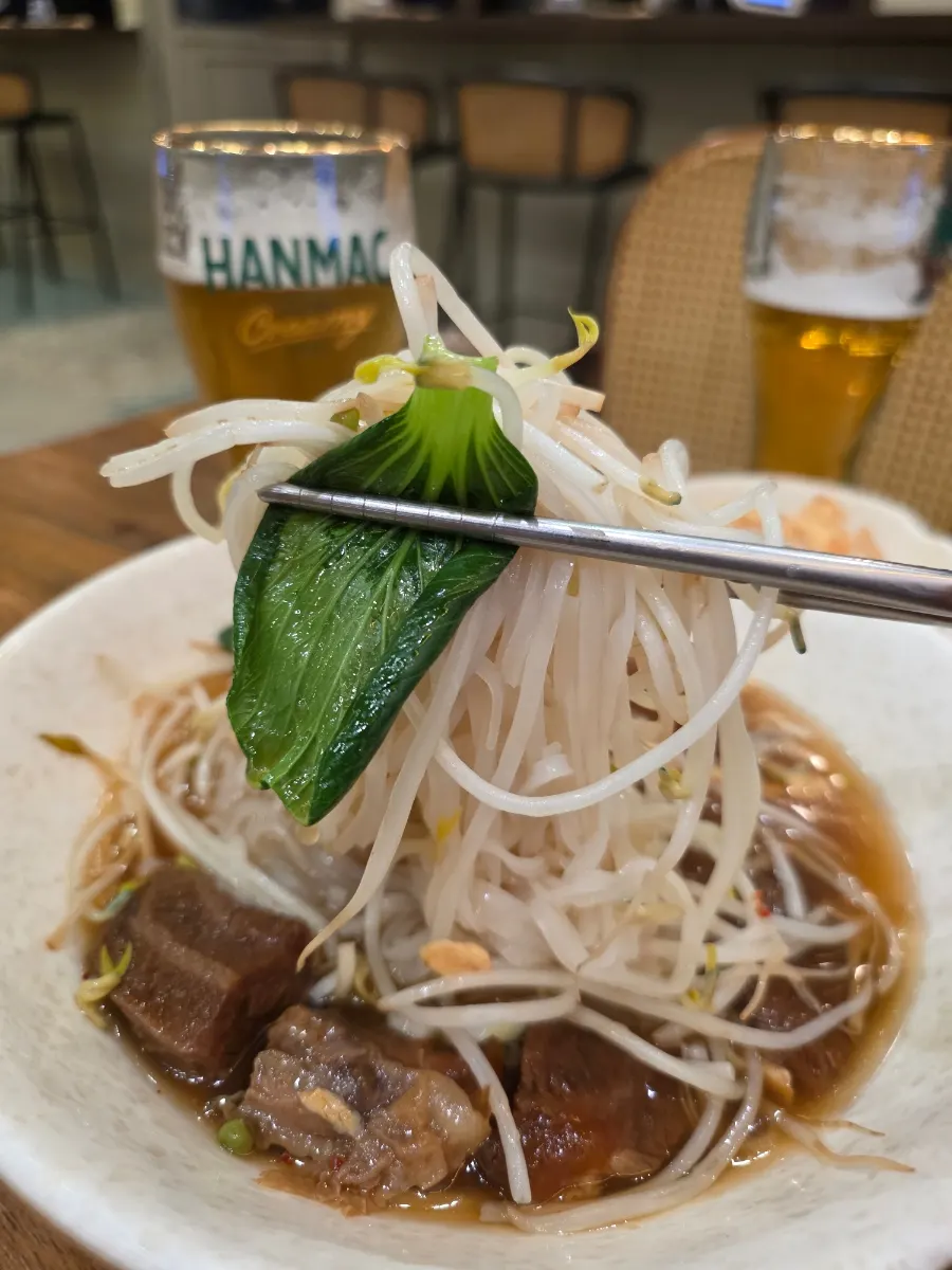 Arongsatae pho with bean sprouts