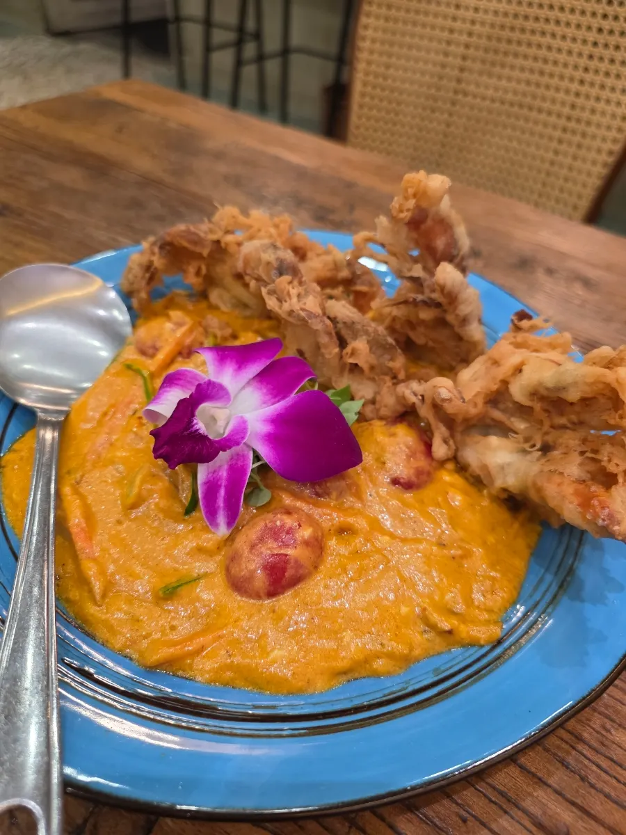 Soft-shell crab pu pad pong curry