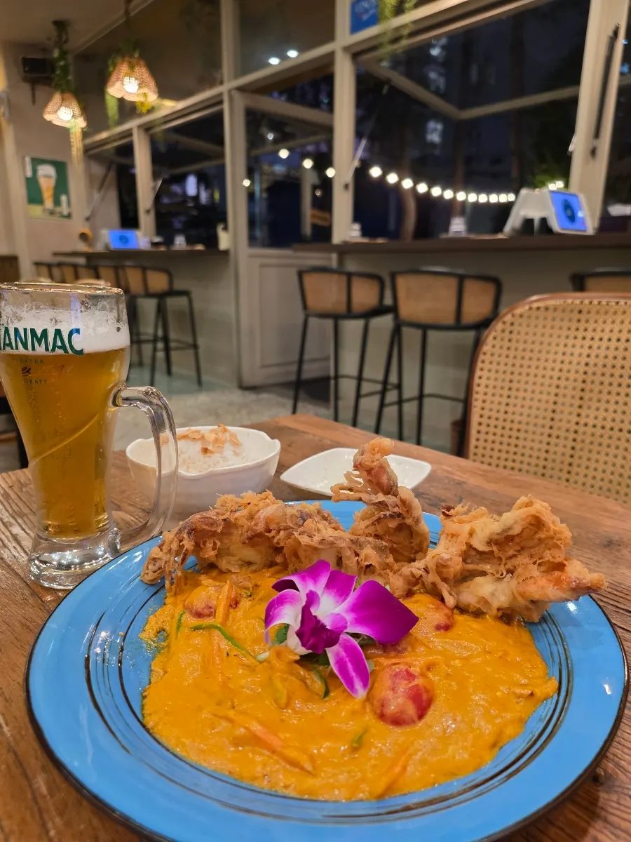 Pu pad pong curry and soft-shell crab