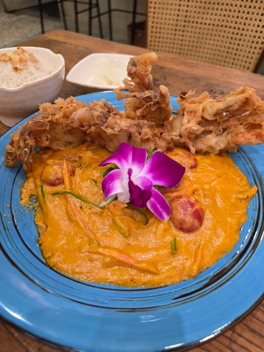 Pu pad pong curry at Soi Nana Seongsu