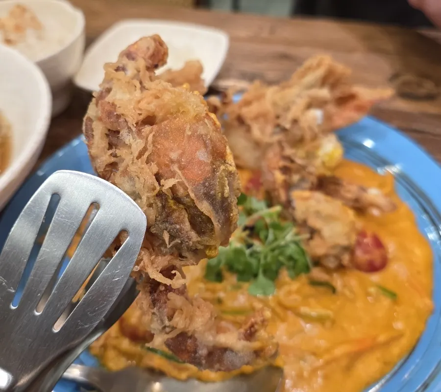 Pu pad pong curry with soft-shell crab
