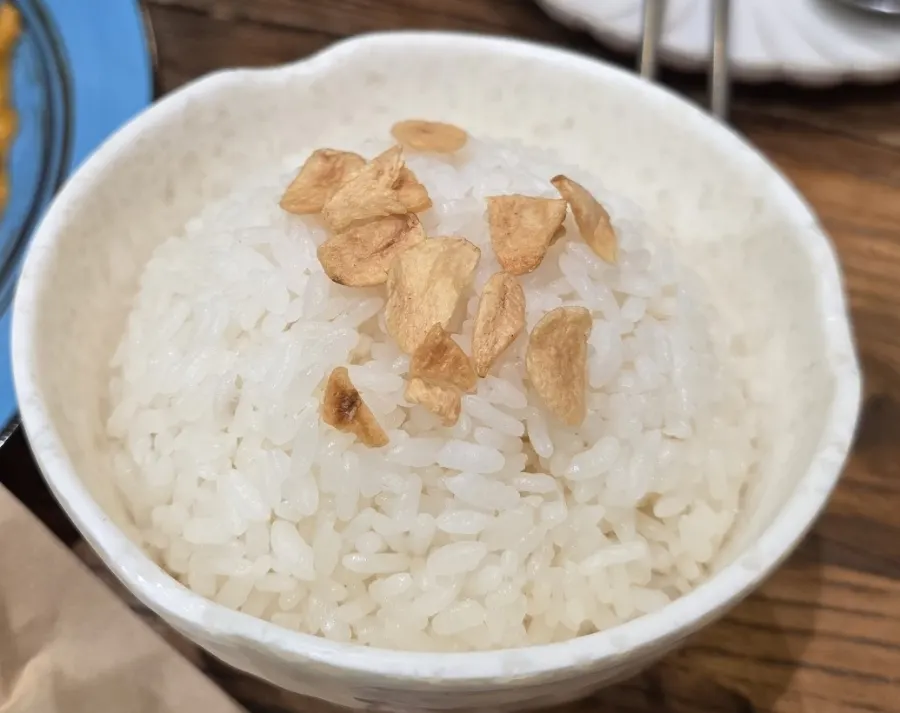 Rice served with pu pad pong curry