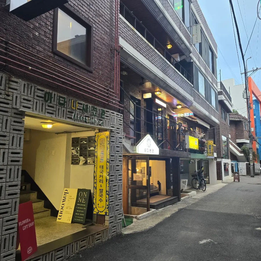 Exterior of Thanon55, a Thai curry and pho restaurant in Seongsu