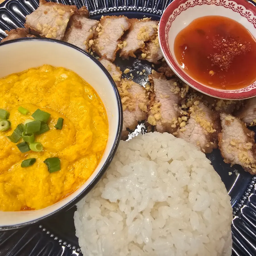 Full spread of Thanon55's mu thod curry