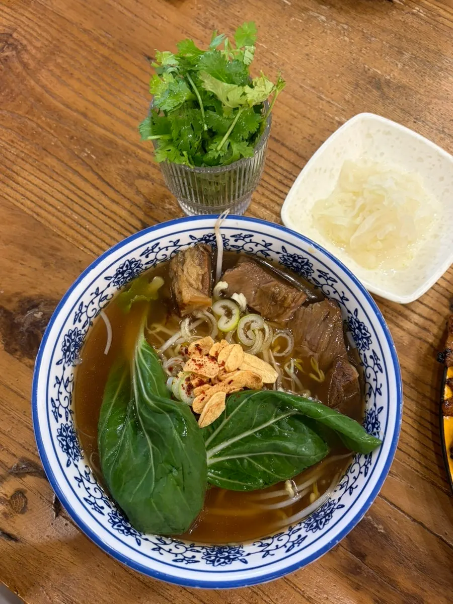 Pho de ternera arongsatae, bún chả y pu pat pong curry pedidos