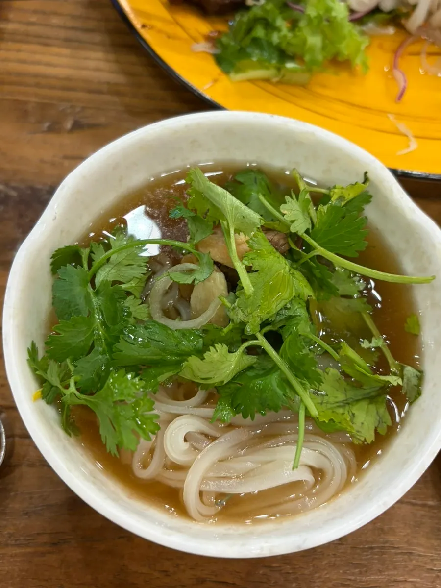 Pho de ternera arongsatae con bok choy y brotes de soja