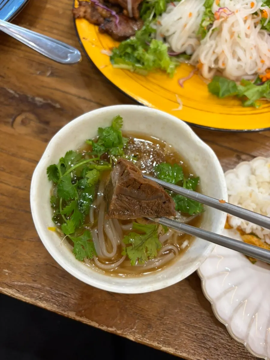 Pho con gruesos trozos de ternera arongsatae