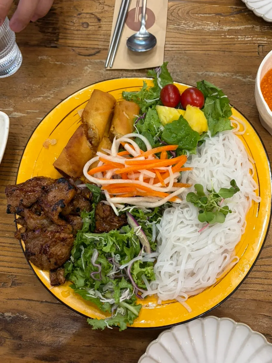Pho de ternera arongsatae acompañado de cilantro aparte