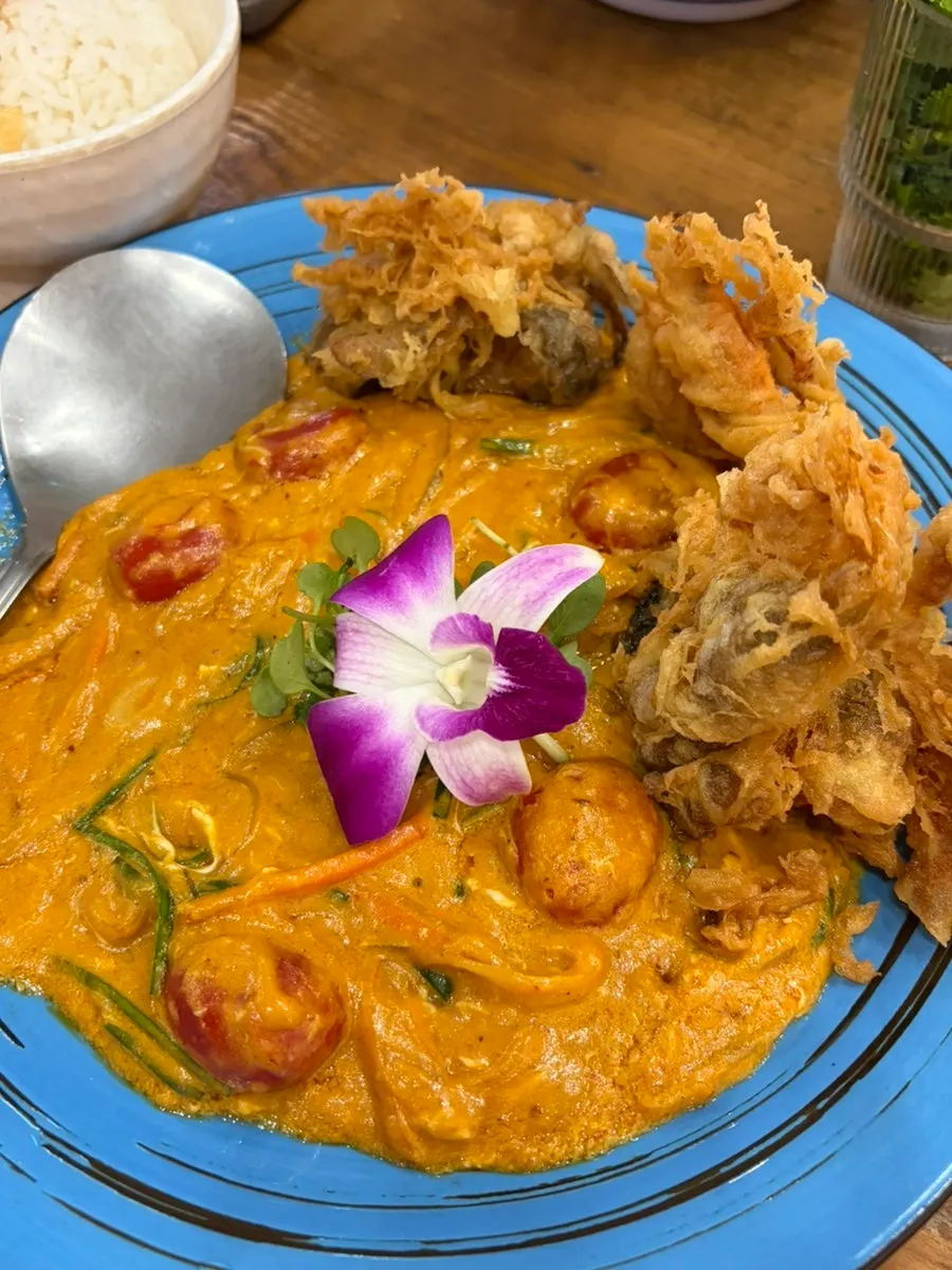 Bún chả con carne a la brasa y rollitos vegetales fritos