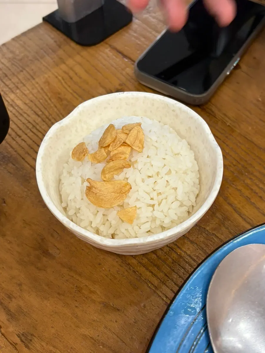 Pu pat pong curry servido con arroz de chips de ajo