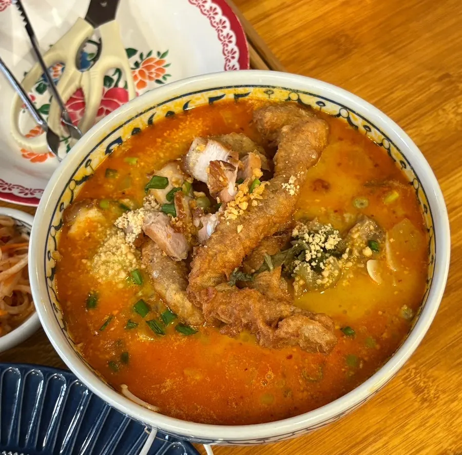 Thai pho table setting at Thanon55 in Seongsu